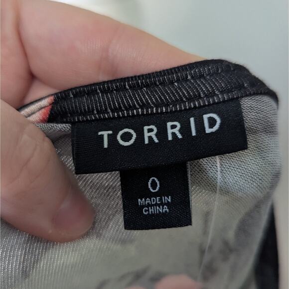 Torrid NWT Black Floral Print Trapeze Handkerchief Sleeveless Dress Sz 0 (L/12) - Picture 5 of 9